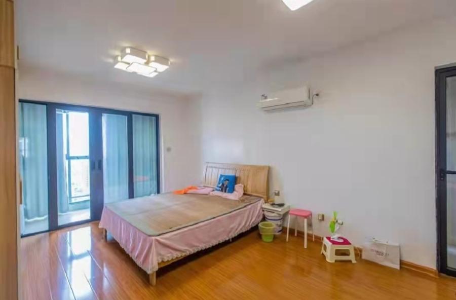 藍(lán)山郡法拍房三期G棟2704室（包括室內(nèi)可移動(dòng)的家具家電，但不含冰箱）